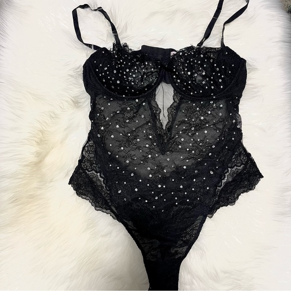 L Vs Victoria’s Secret VERY SEXY
Wicked Unlined Embellished l Balconette Teddy - Picture 7 of 11